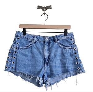 🟢 3 for $30 🟢 H&M DIVIDED GROMMET DENIM SHORTS